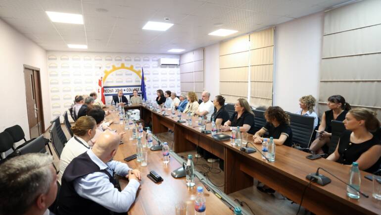 საქართველოს განათლების, მეცნიერებისა და ახალგაზრდობის მინისტრმა გივი მიქანაძემ სამინისტროს მიერ დაფუძნებული კოლეჯების დირექტორებთან გაცნობითი ხასიათის შეხვედრა გამართა.