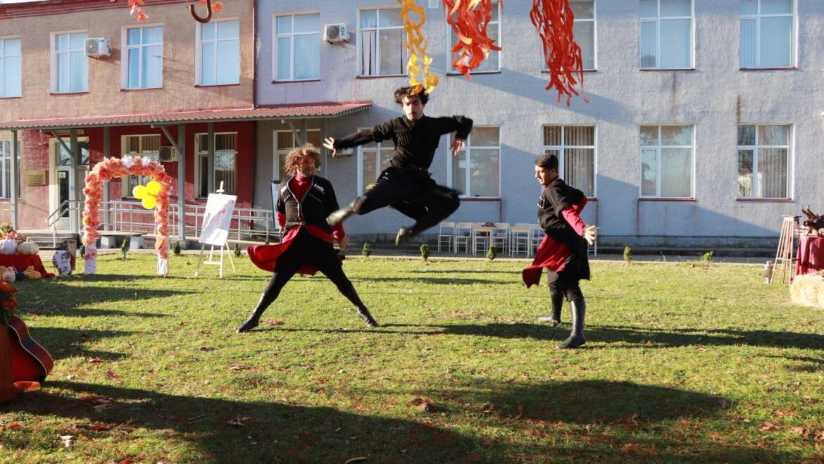 შემოქმედებითი „შემოდგომის ღონისძიება“.