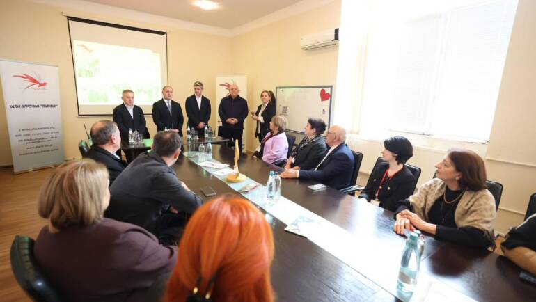 დღეს ჩვენს კოლეჯში საქართველოს განათლების, მეცნიერებისა და ახალგაზრდობის მინისტრს გივი მიქანაძეს , ფოთის, ხობის და სენაკის დელეგატს გიორგი ხახუბიას და სამეგრელო-ზემო სვანეთის სახელმწიფო რწმუნებულს დავით ვერავას ვუმასპინძლეთ.